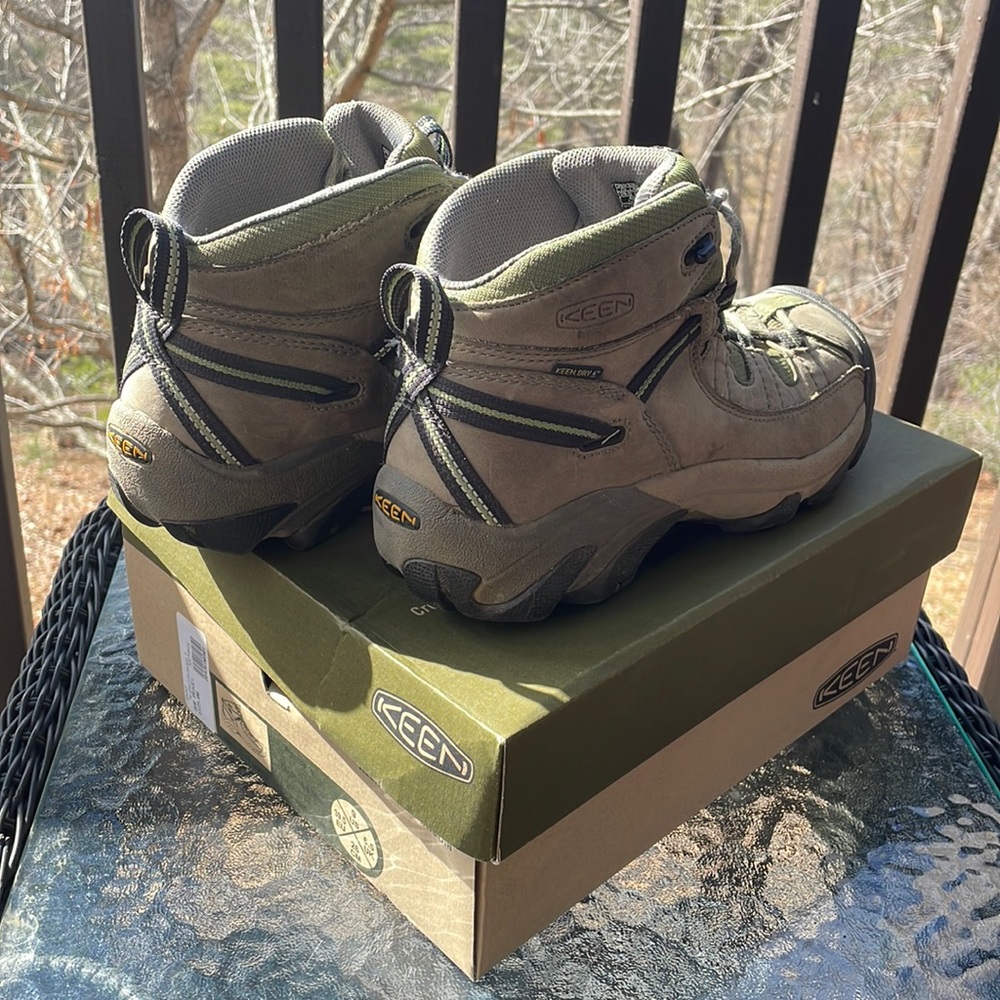 Brand new Keen Target hiking boots size 9